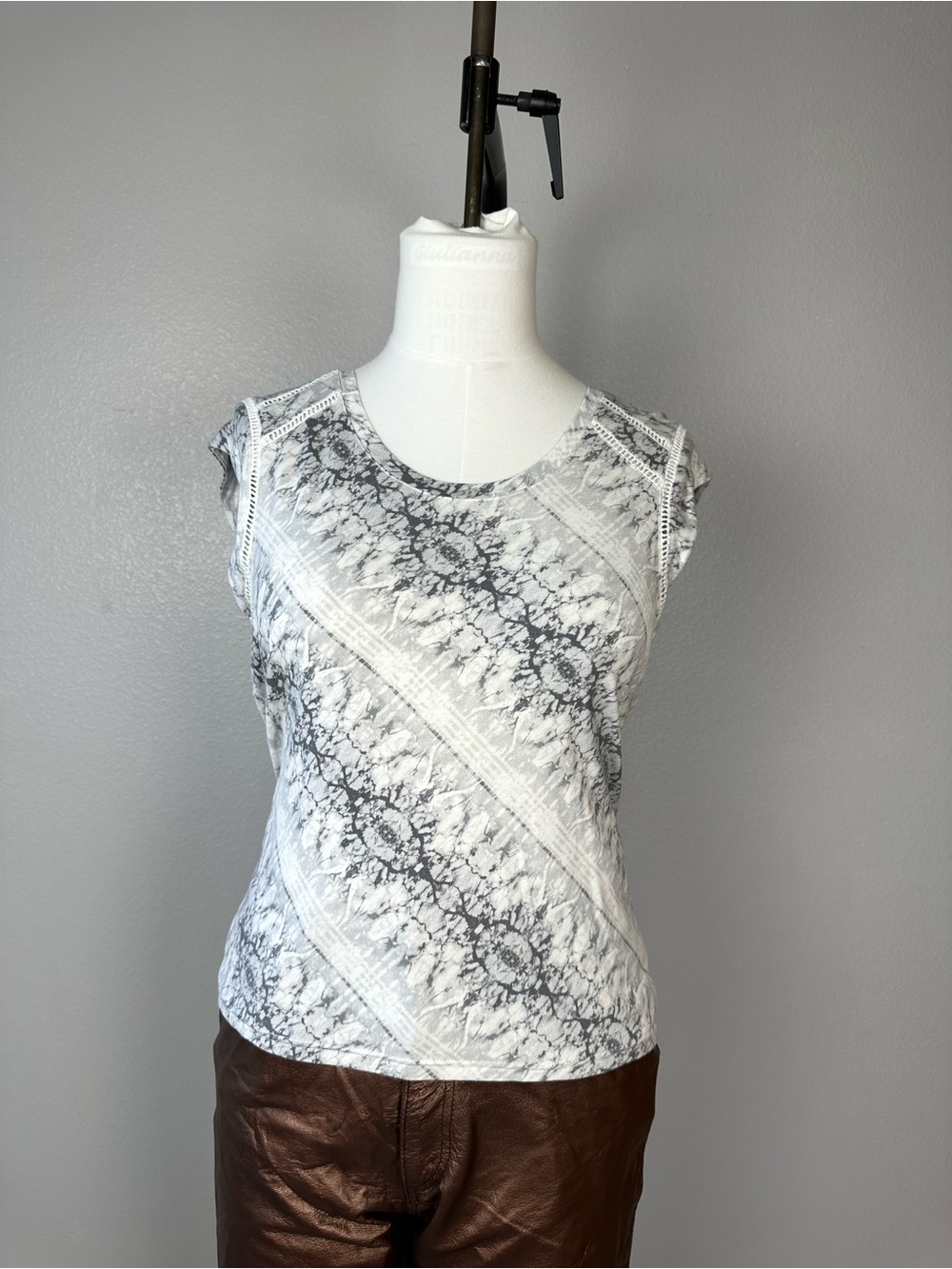 Women's Cap-Sleeve Lace Pattern Top - White/Grey